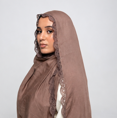 Écorce, voile en modal texture marron taupe à bordure dentelle, porté ouvert