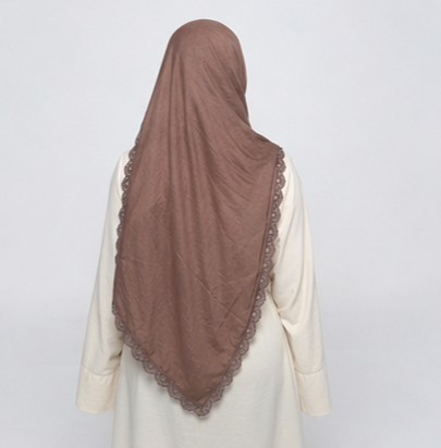 Écorce porté avec une tenue blanche, vue de face